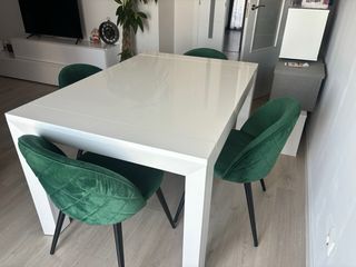 Mesa comedor blanca y 4 sillas terciopelo verde