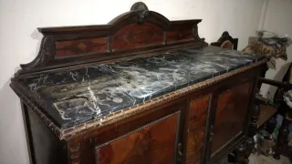Aparador antiguo madera labrada y mármol