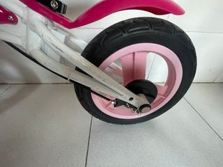 Bicicleta sin pedales rosa y blanca