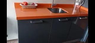Cocina modular gris y naranja