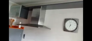 Cocina modular gris y naranja