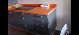 Cocina modular gris y naranja