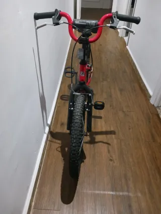 Bicicleta roja infantil