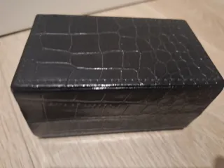 Joyero y pendientes variados