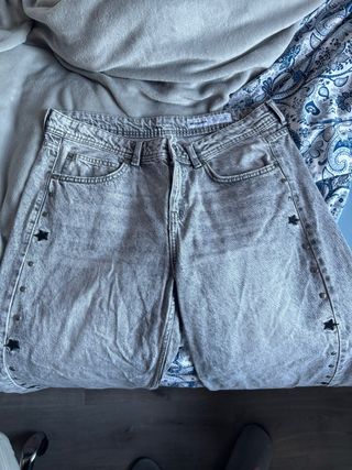 Tejanos Bershka grises con tachuelas