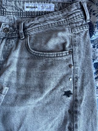 Tejanos Bershka grises con tachuelas