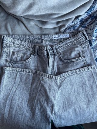 Tejanos Bershka grises con tachuelas