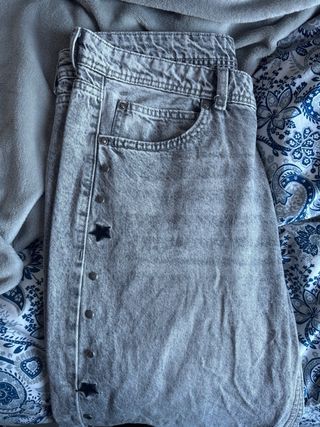 Tejanos Bershka grises con tachuelas