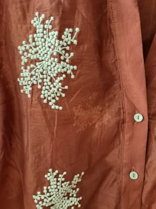 Camisa Mango semitransparente bordada