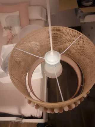 Lámpara infantil de ratán con pompones