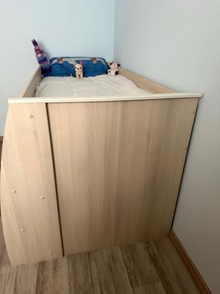 Cama infantil de madera clara