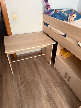 Cama infantil de madera clara