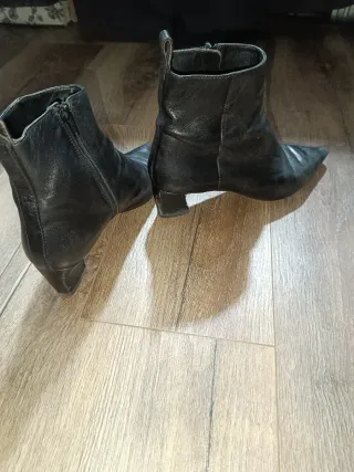 Botines Lodi Negros Tacon Aguja Punta Fina