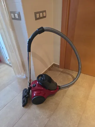 Aspirador AEG 700W Potente aspirador sin bolsa