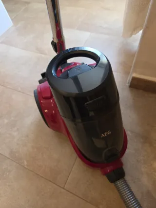 Aspirador AEG 700W Potente aspirador sin bolsa