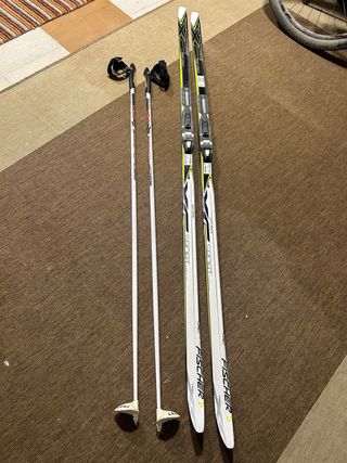 Esquís de fondo Fischer con bastones