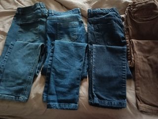 Lotto n. 4 pantaloni (3 jeans + 1 modello jeans)