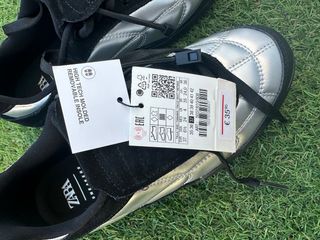 Zapatillas deportivas plateadas y negras