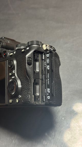 Sony A7 III Cámara Full Frame con Jaula