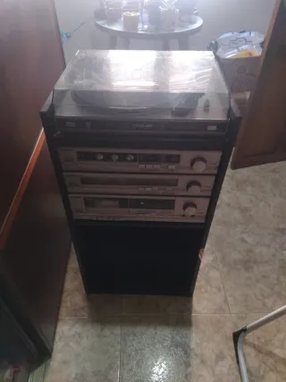 Mini impianto anni '80 con giradischi e radio da riparare