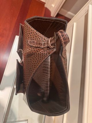 Revistero de piel marrón