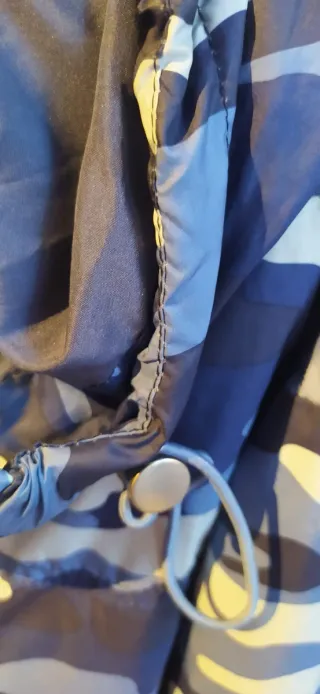 Chubasquero Bershka camuflaje azul XS