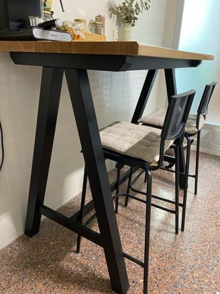 Tavolo alto e 2 sgabelli