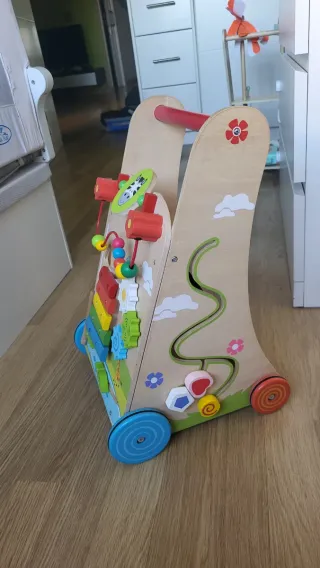 Correpasillos de madera con actividades