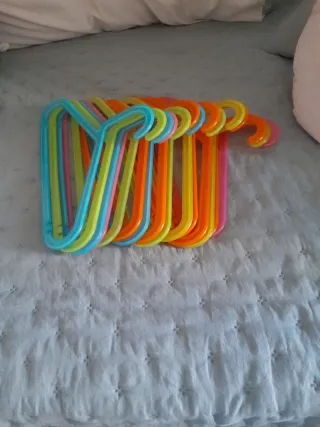 15 perchas de plástico de colores