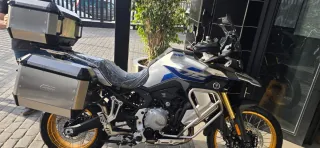 Moto Voge DSX  900 con maletas Givi año 2025