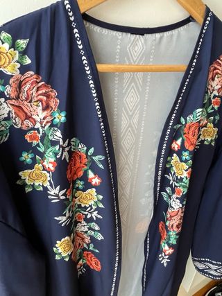 Kimono azul con flores