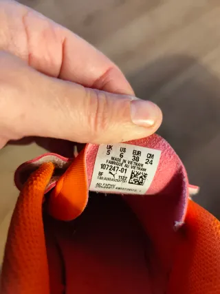 Zapatillas niño tacos de fútbol Puma naranjas.