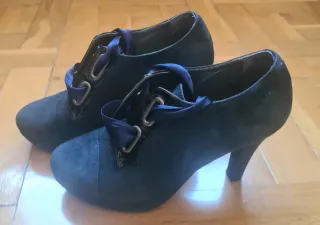 Botín azul con pequeña plataforma y cordones de ra