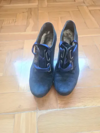 Botín azul con pequeña plataforma y cordones de ra