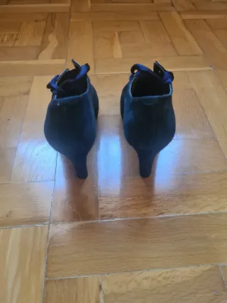 Botín azul con pequeña plataforma y cordones de ra