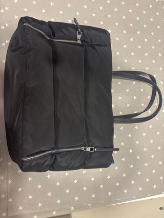 Bolso negro con cremalleras