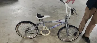 Bicicleta BMX plateada