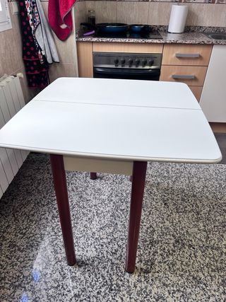 Mesa plegable cocina blanca y morada