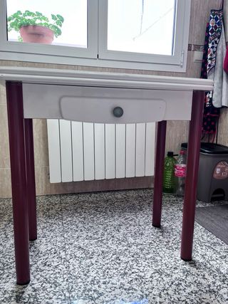 Mesa plegable cocina blanca y morada