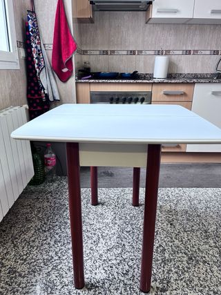 Mesa plegable cocina blanca y morada