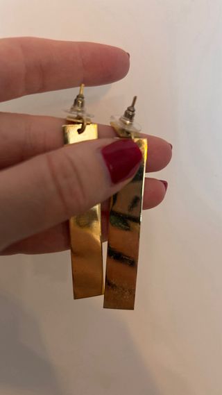 Pendientes largos dorados diseño minimalista