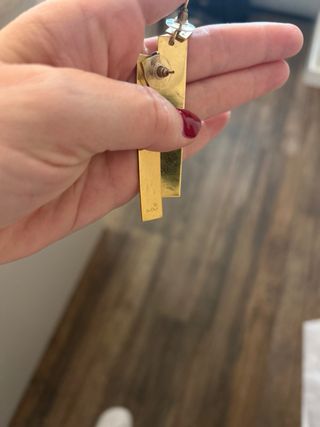 Pendientes largos dorados diseño minimalista