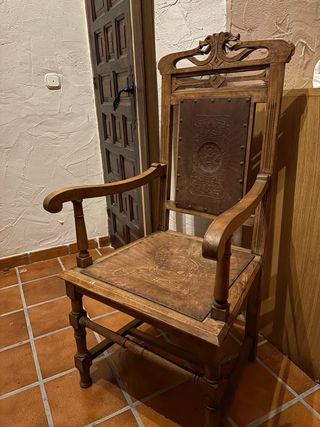 Silla antigua de madera y cuero