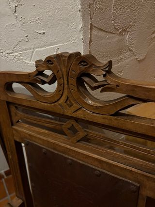 Silla antigua de madera y cuero