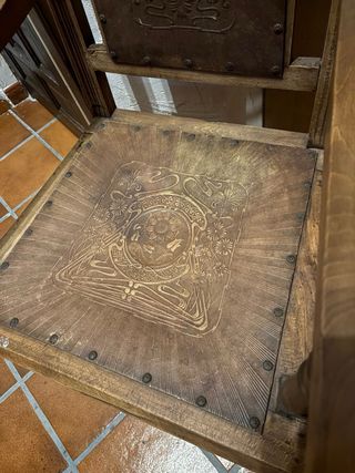 Silla antigua de madera y cuero