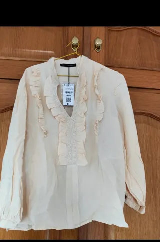 Blusa sin estrenar Sfera bordada escote.