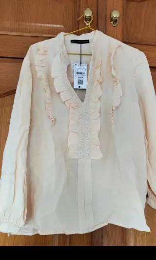 Blusa sin estrenar Sfera bordada escote.