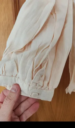 Blusa sin estrenar Sfera bordada escote.