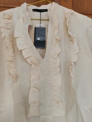 Blusa sin estrenar Sfera bordada escote.