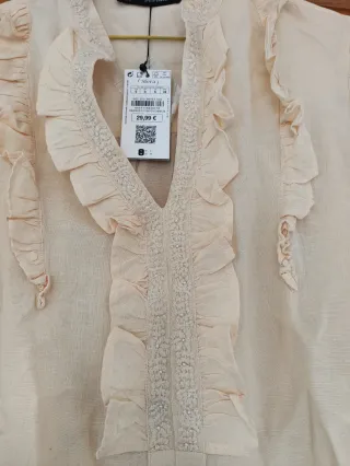 Blusa sin estrenar Sfera bordada escote.